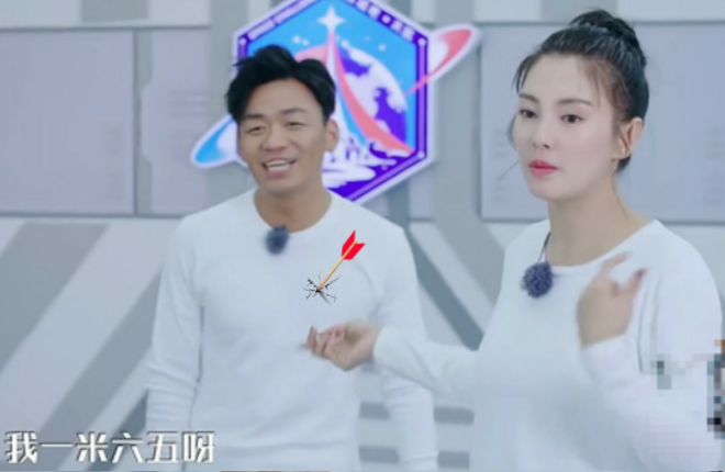 王宝强被张雨绮单手搂抱,引发网友言论,都是单身不用在意!