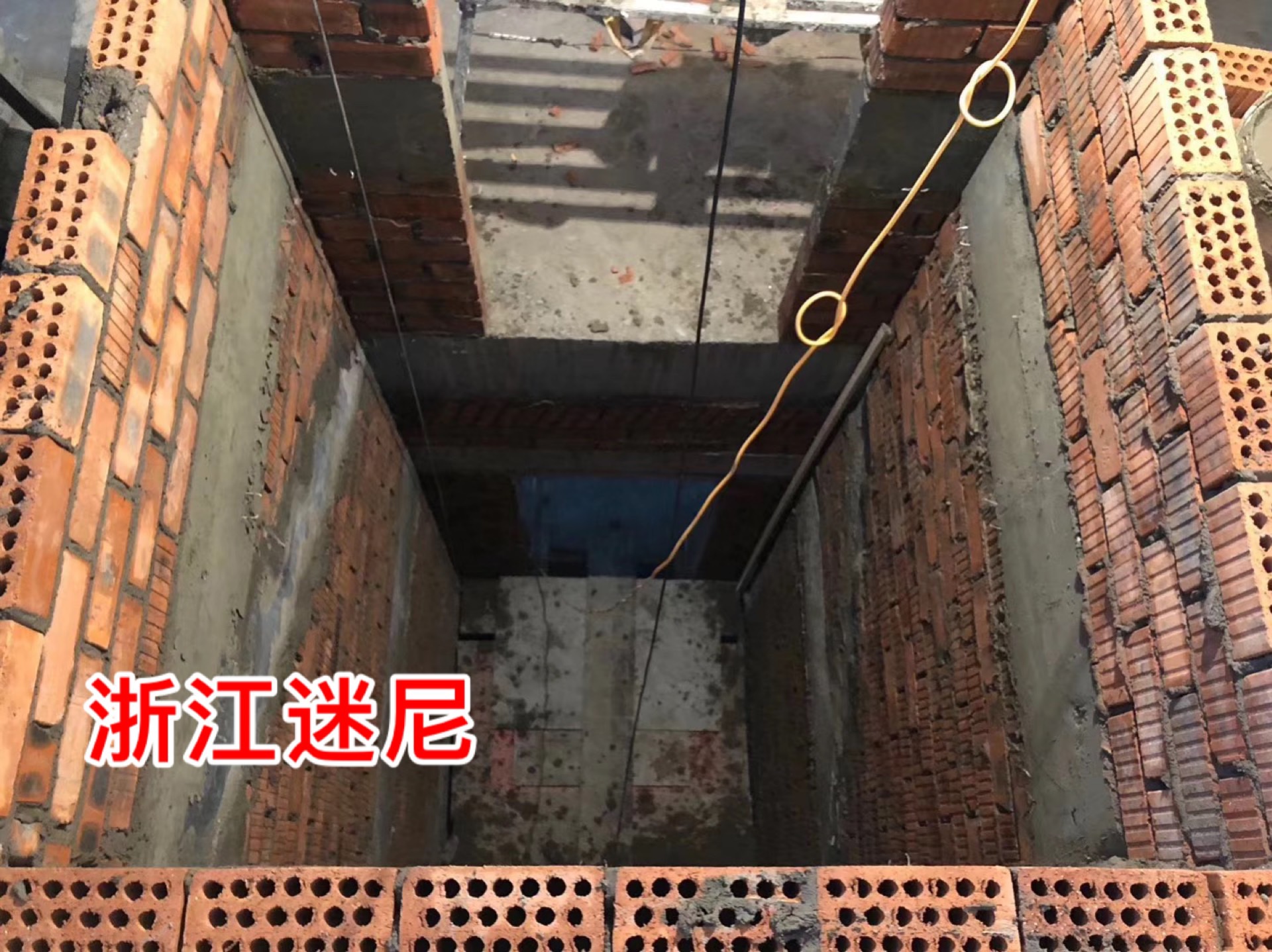 圈梁—井道后墙,左墙,右墙从底层地面开始向上每1500mm高度或者每半层