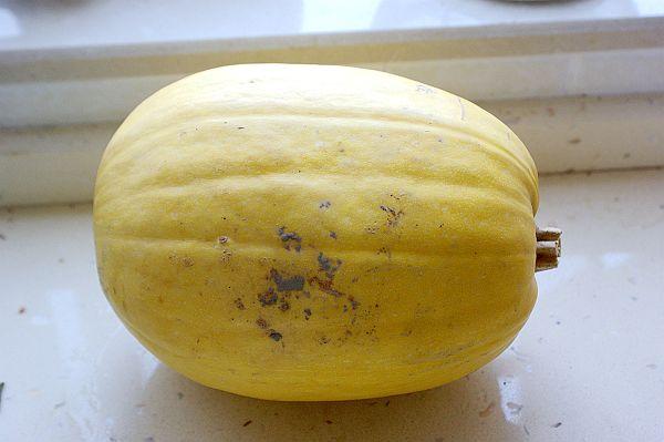 媳妇买回家一个瓜,切开后发现里面是面条.