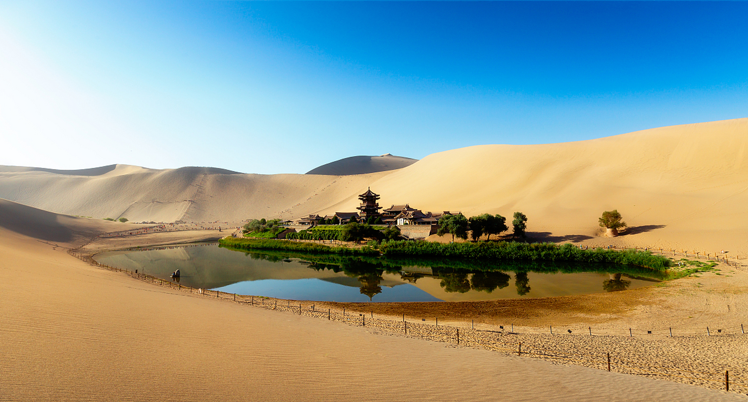 敦煌是一个历史悠久,文化灿烂,自然风光壮美的旅游胜地,被誉为"世界