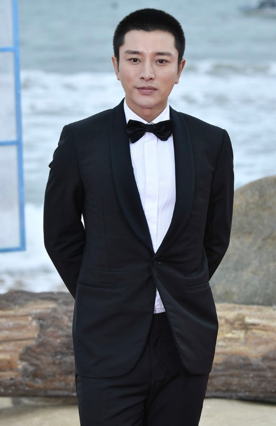 贾乃亮穿着一身黑色的西装酷帅十足