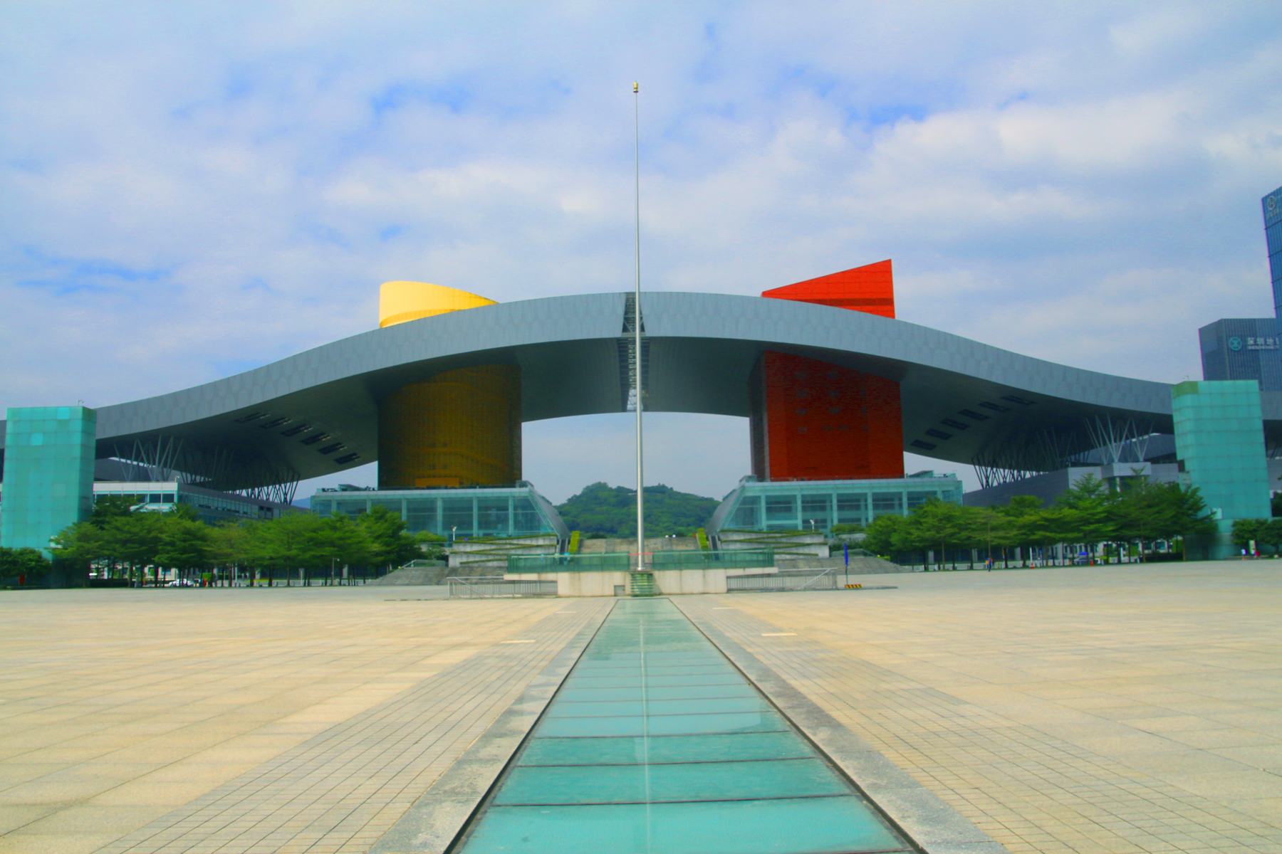 深圳有座大楼,如大鹏展翅,网友:周围的高楼大厦,鹰击长空