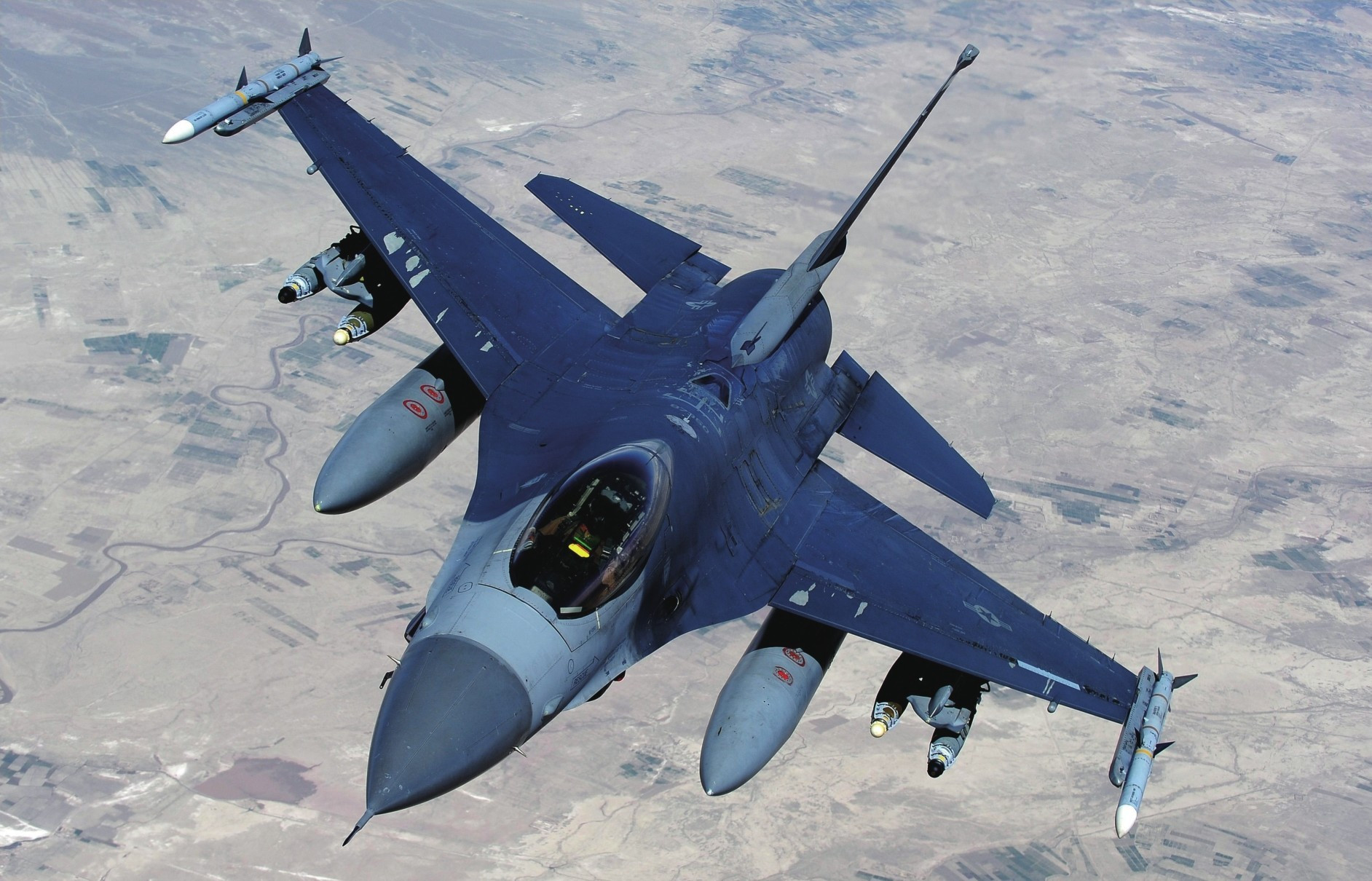 法国的纽波特-17战斗机,上层机翼上通常会架设1～2挺刘易斯机枪