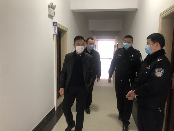 黄辉庆到凤凰园派出所调研