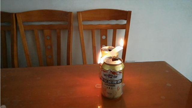 三,实验原理:刚开始时,蜡烛燃烧速度快的那一端,蜡烛融化的速度快