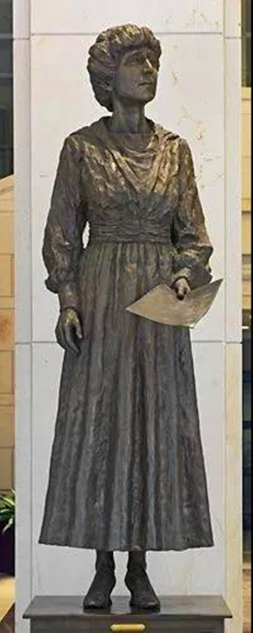 1917年4月2日,37岁的珍妮特·兰金成为美国历史上的第一位国会女议员.