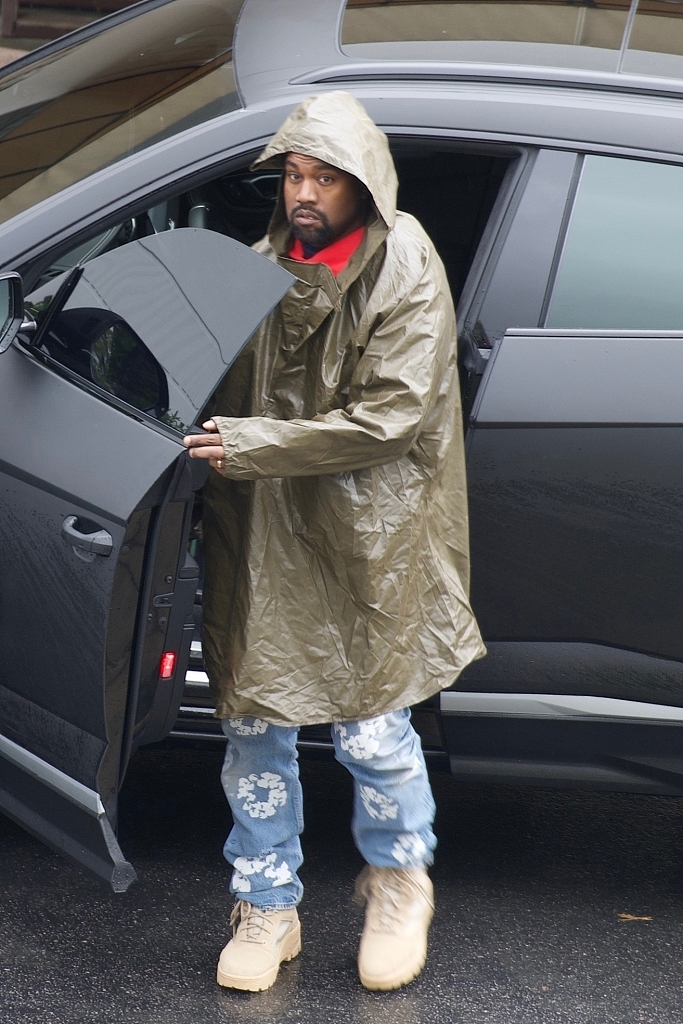 组图:"侃爷"穿雨衣造型时尚感在线 见跟拍表情震惊一脸呆萌