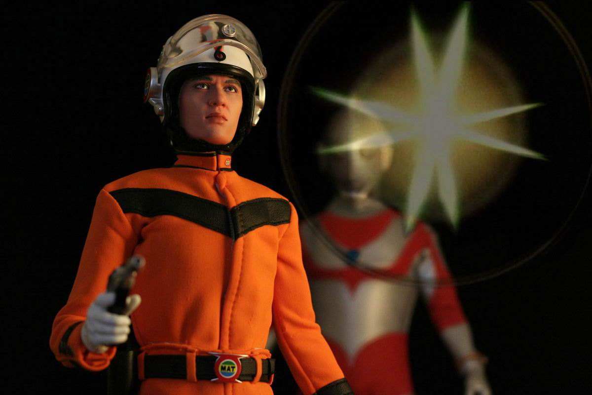 百特星人尽管夸大海口,然而自身战斗力却并不强,攻击手段也只是从背后