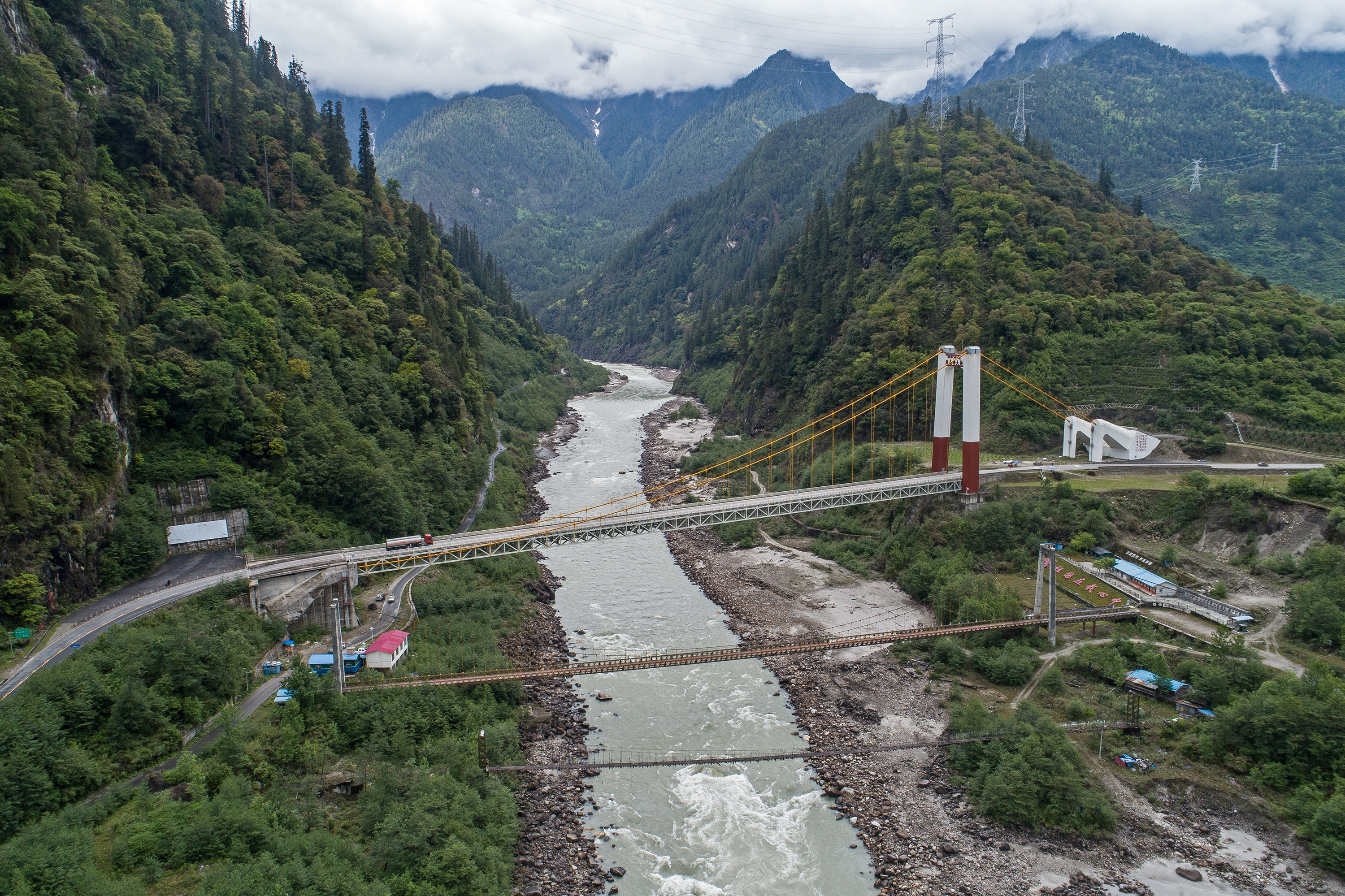 西藏通麦:"四隧两桥"让天险成通途(8)