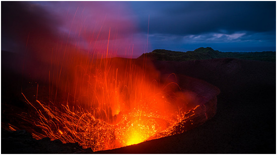 岛上有两个活跃的火山锥,马鲁姆火山(marum)和本博火山(benbow),其中
