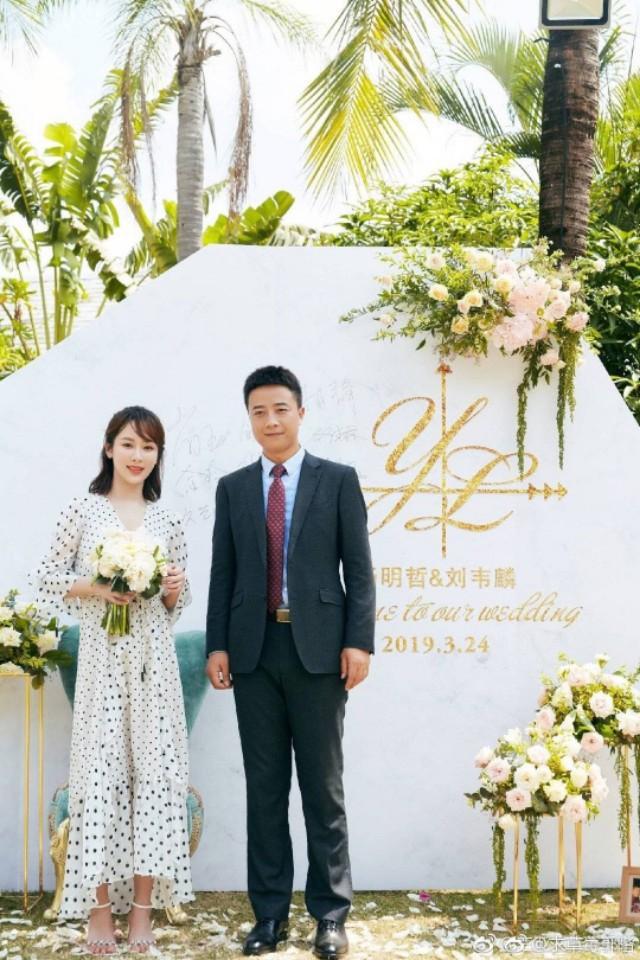 杨紫三亚参加经纪人婚礼,白裙飘飘,阳光灿烂