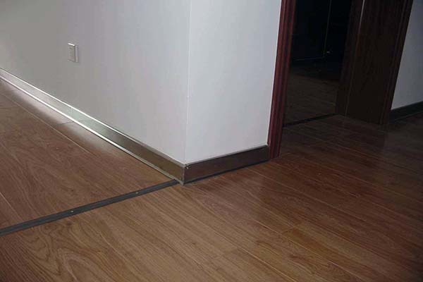 三,卧室和客厅用两种颜色的踢脚线好看么