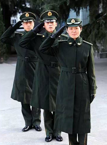 陪伴中国军人几十年的军大衣,为何在2007年被换掉?原因令人泪目