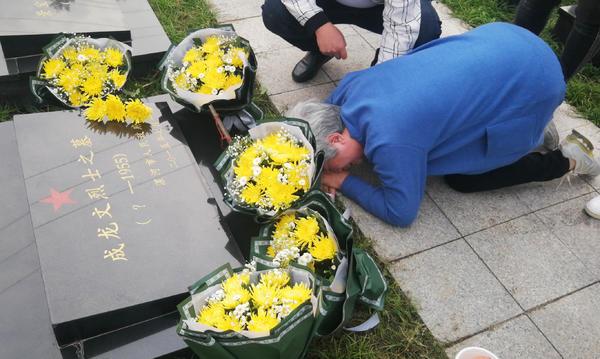 苦寻65年在漯河找到了!湖北老太跪在烈士父亲墓前泣不成声