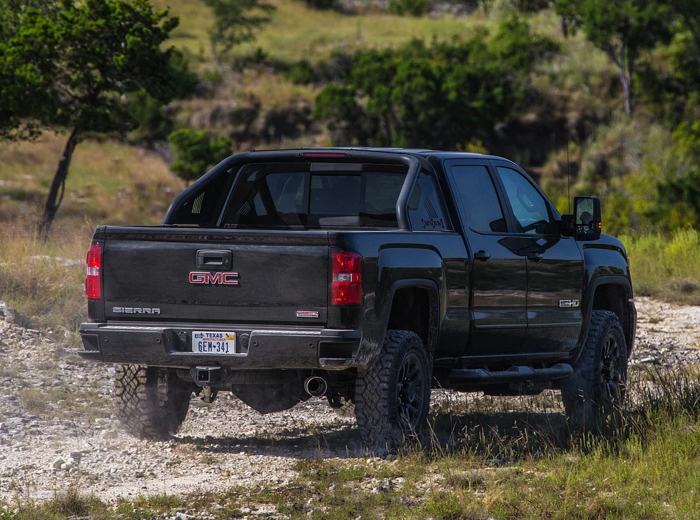 "车的尾部整体处于一种正方形的形状,给人一种 非常整洁的感觉,但是