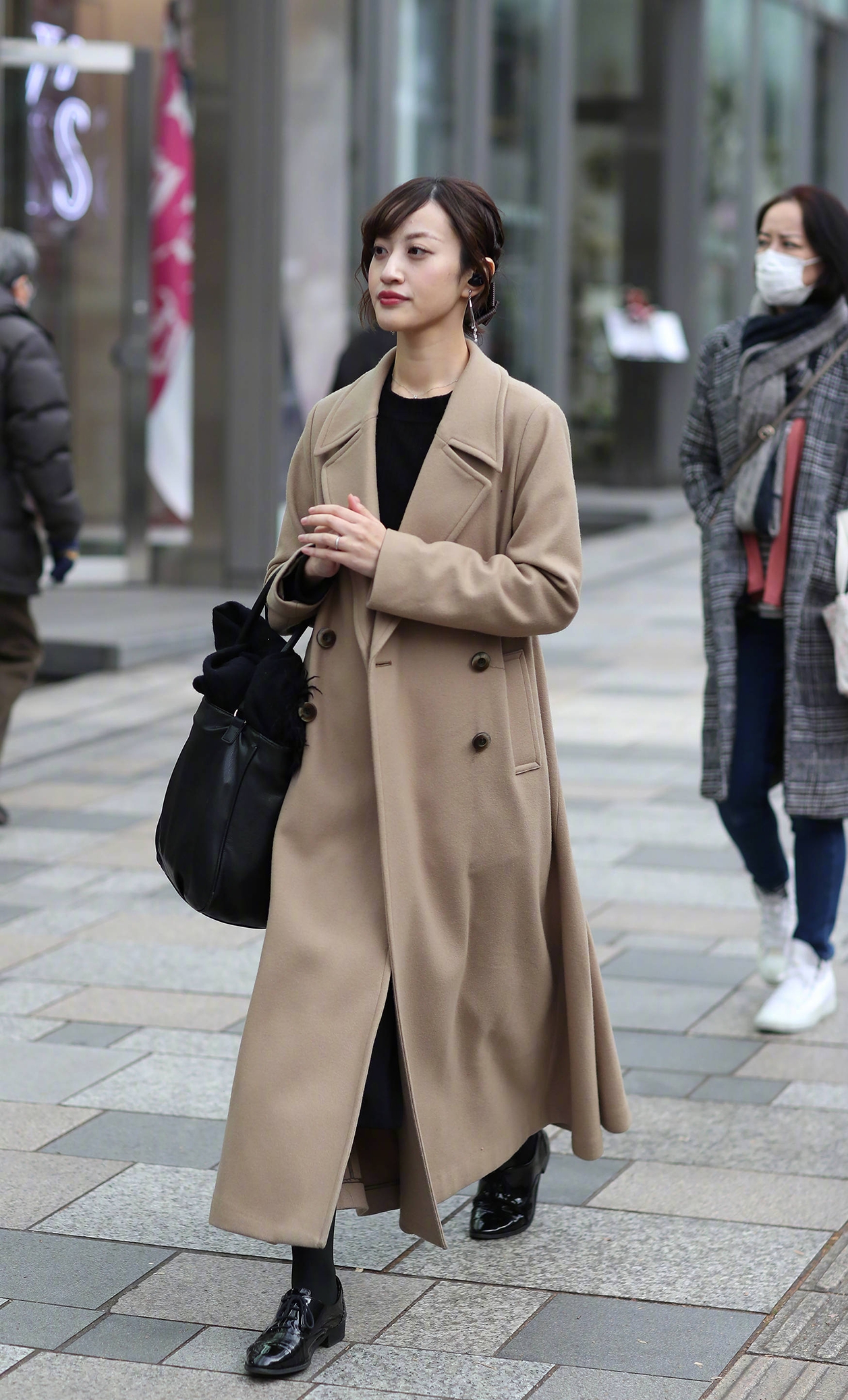 街拍:女生冬天穿驼色大衣,无论是气质还是气场,一定很好