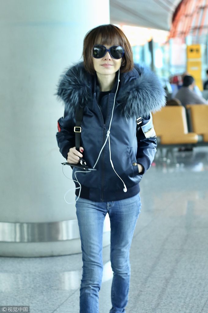 鲁豫藏蓝色毛领飞行夹克 牛仔裤 adidas小白鞋小巧休闲