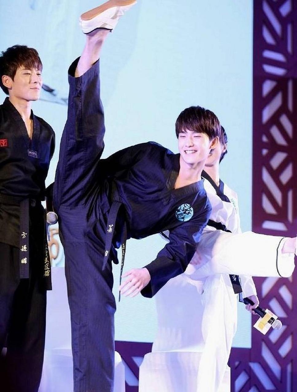 杨洋,秀一字马.身穿跆拳道的服装,大秀一字马,好酷炫.