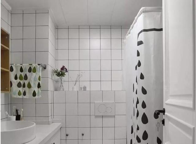 2平米的卫生间,居然挤出了1平米的淋浴房?网友:怎么办到的