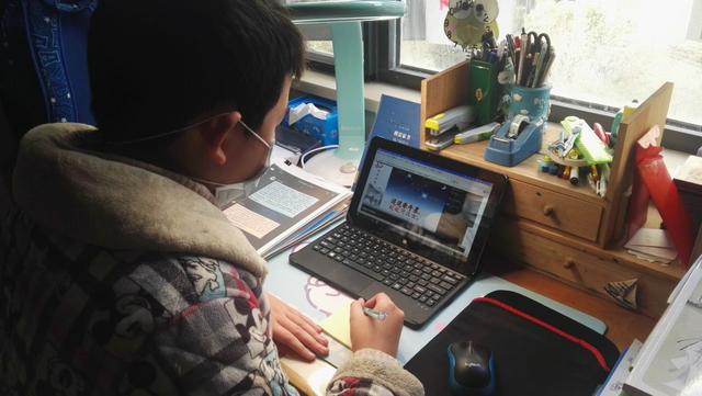 武汉开学第一课 90万中小学生集体登陆"空中课堂"