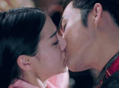迪丽热巴吻过的男星,张云龙被嫌弃,而他让热巴没有一点抵抗力