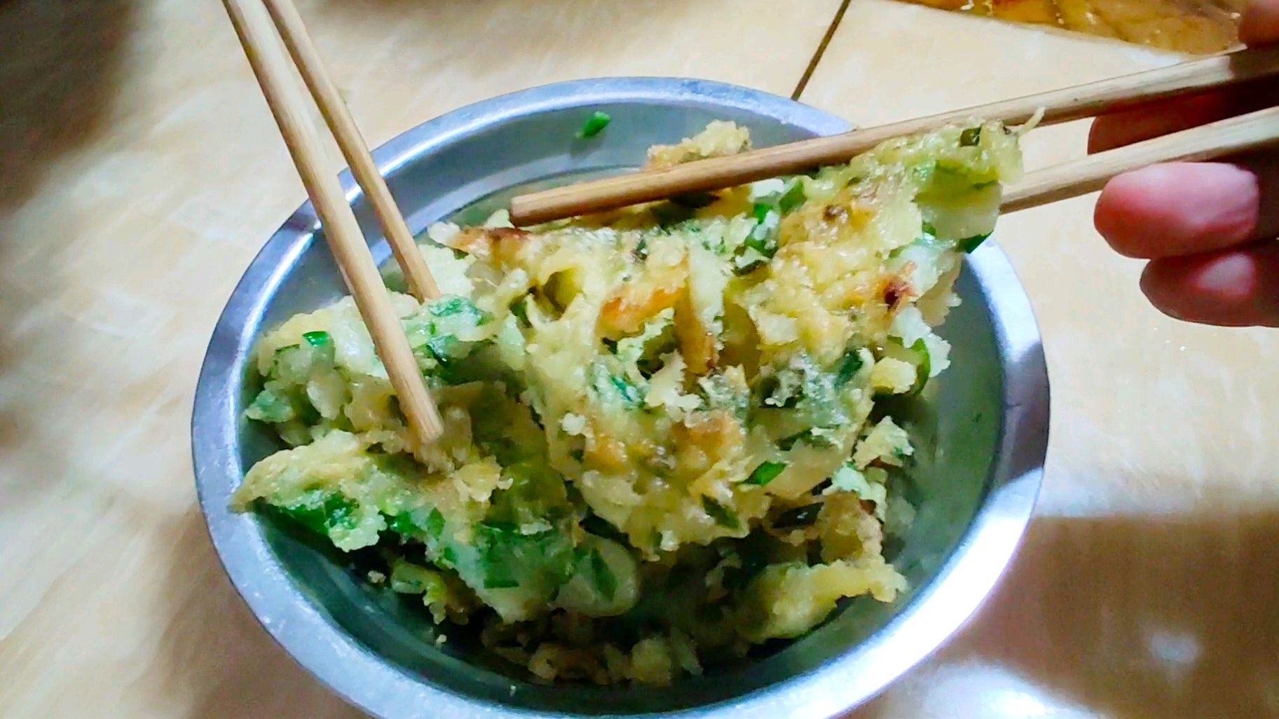 四川三哥烙韭菜饼,焦酥焦酥,还说是有史以来最成功的一次