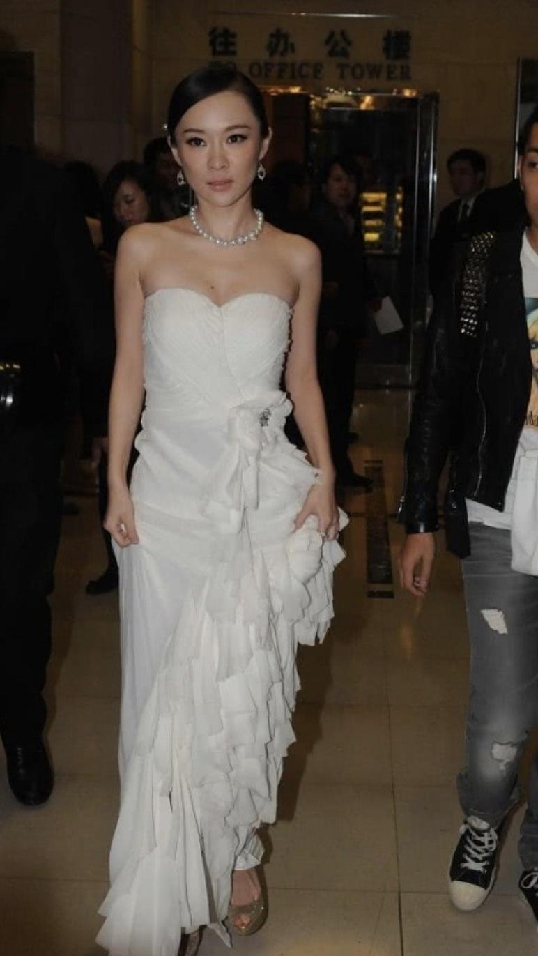 辣妈霍思燕身材太傲人!一袭白色抹胸连衣裙小秀事业线,成熟精致