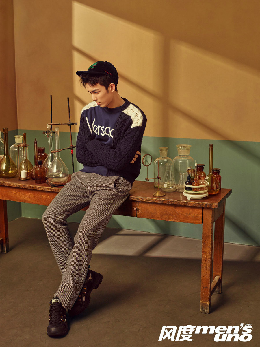 吴磊登杂志金九刊 个性演绎复古学院风