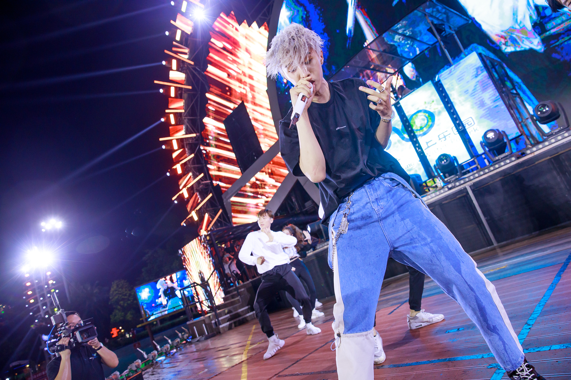 范丞丞强势空降广州长隆!嗨翻"长隆水上摇滚电音劲舞节"