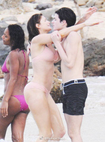 超模stephanie seymour和17岁的儿子沙滩亲吻,儿子已出柜 |网友神评论