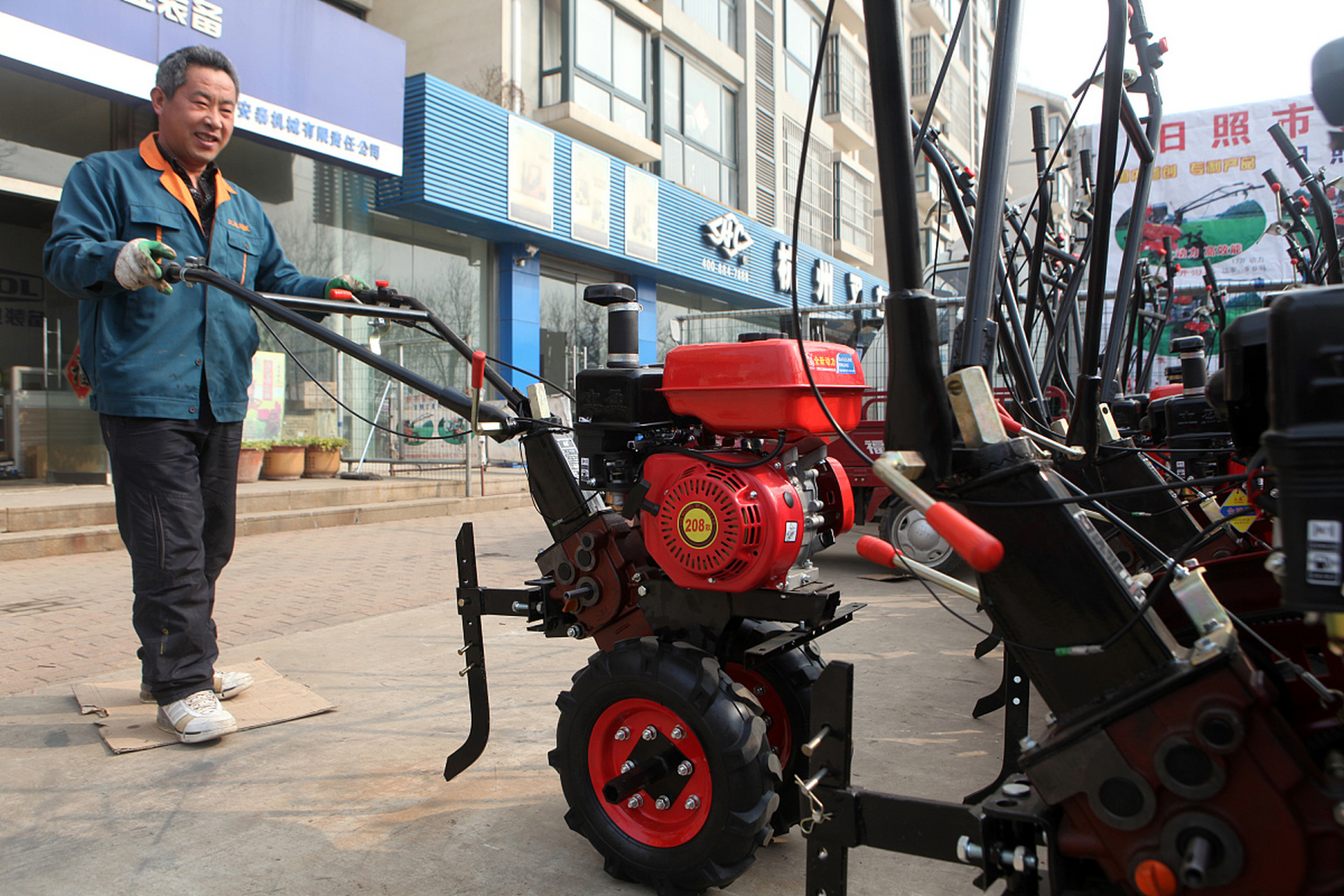 "碎片化"农田经营模式影响粮食生产,小型农业机械可打破桎梏,引领农业