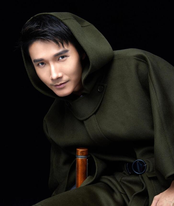 全能演员李泰绿色斗篷写真,将俊朗的外表展现的淋漓尽致