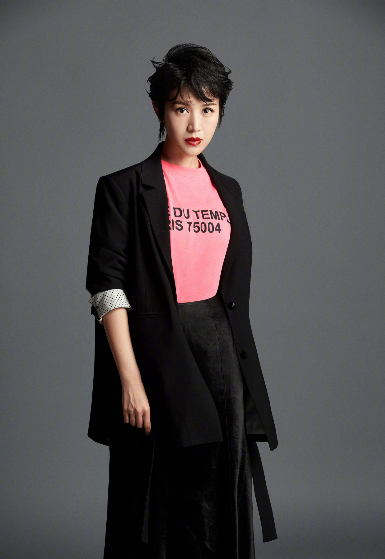 陆毅的老婆女儿都是极品腿精,43岁鲍蕾风韵犹存,气质穿搭就服她