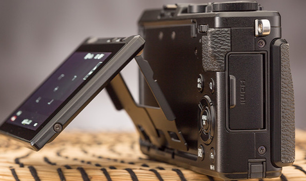 富士x70:夏普广角定焦镜头以及口袋友好的设计