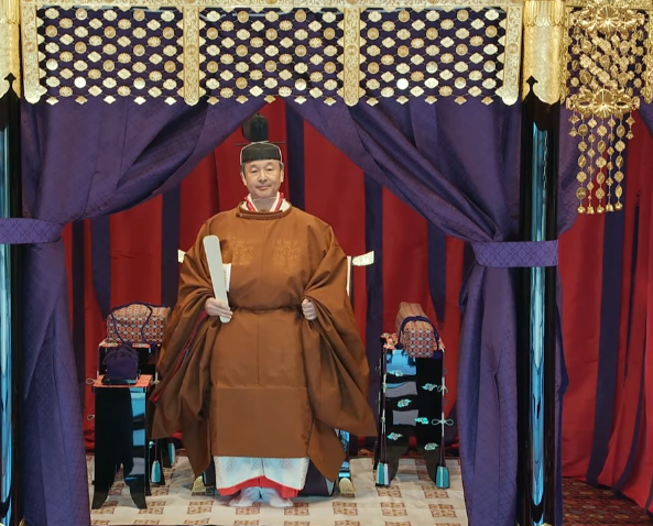 即位礼正殿仪式,德仁天皇顺利完成,弟弟文仁穿橘黄色皇储服饰