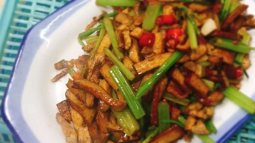 农家小炒香干,加点江西腊肉,味道就是不一般