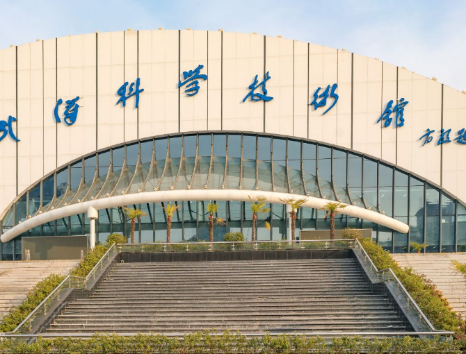 武汉科技馆,位于繁华的汉口沿江大道一带,是必游之地