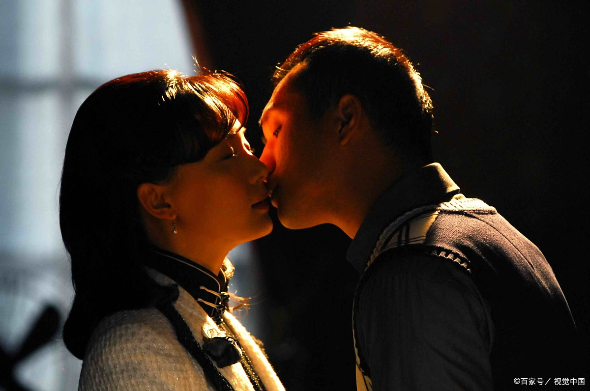 《倾城之恋》中,白流苏对范柳原是爱情还是"长期饭票"?