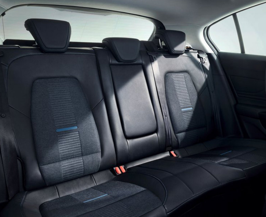 外观稳重,这款福特(进口)-福克斯(进口),座椅十分舒服