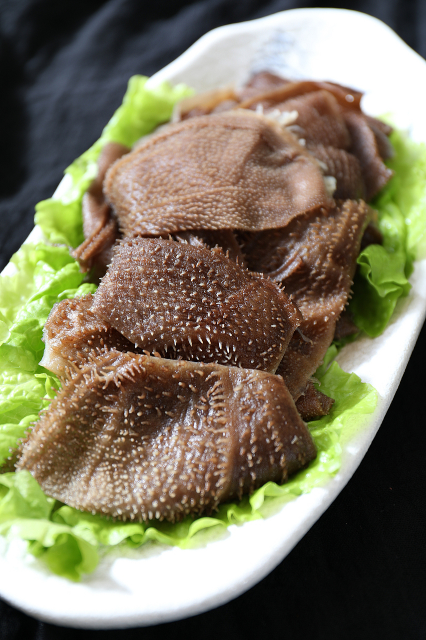 毛肚和牛百叶是我们在火锅中经常见到的食材,它们都是牛的内脏,啃感
