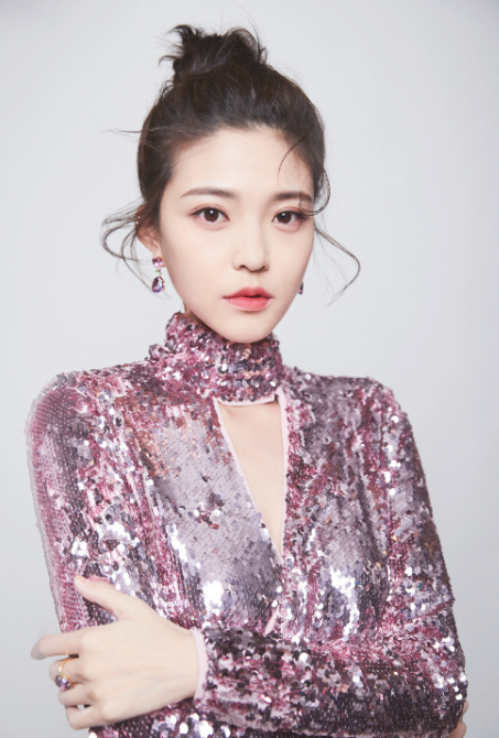 王妍:粉色亮片小礼服搭配一字带高跟鞋,尽显时尚魅力