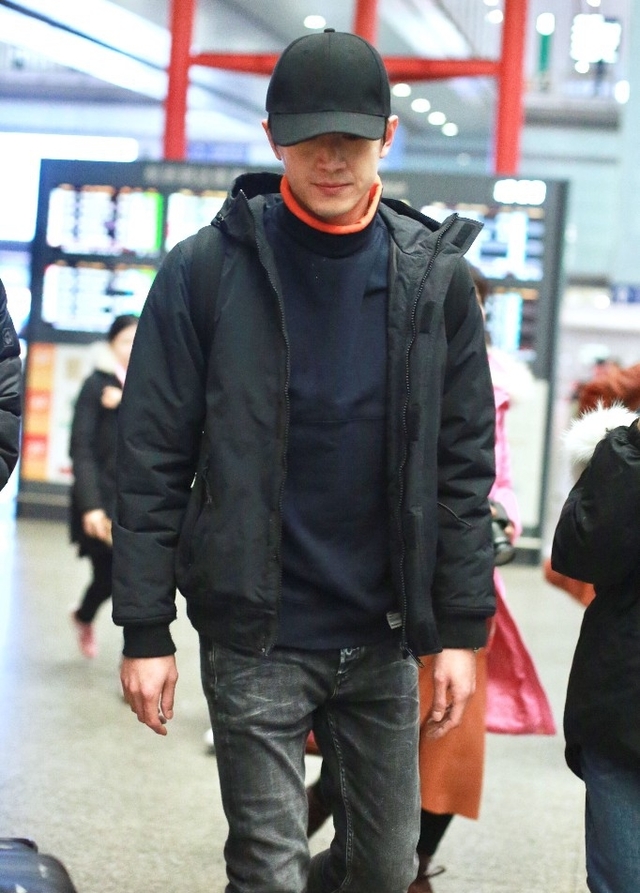 林更新现身北京机场,女粉丝跟拍
