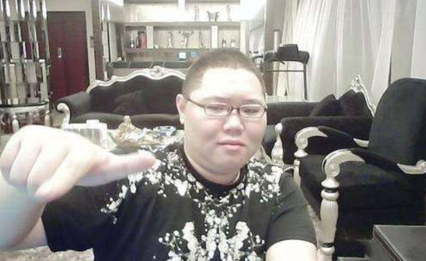 pdd直播遇女粉丝,女粉丝:你就是那个反向抽烟的胖子?pdd傻了!