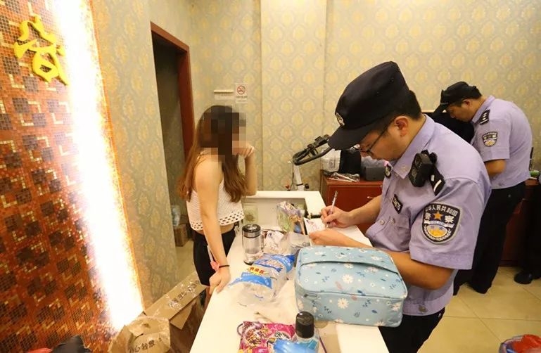 无锡这个地方深夜扫黄,抓获卖淫嫖娼人员48人,抓捕现场