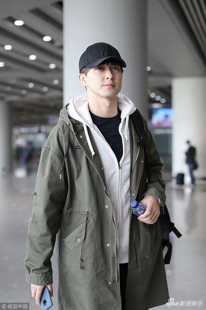 高伟光穿风衣青茬胡man爆 内搭帽衫休闲风满满