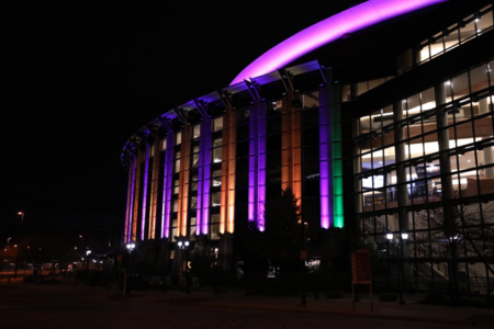 掘金主场百事中心球馆将球馆外部灯光变为紫金色缅怀科比