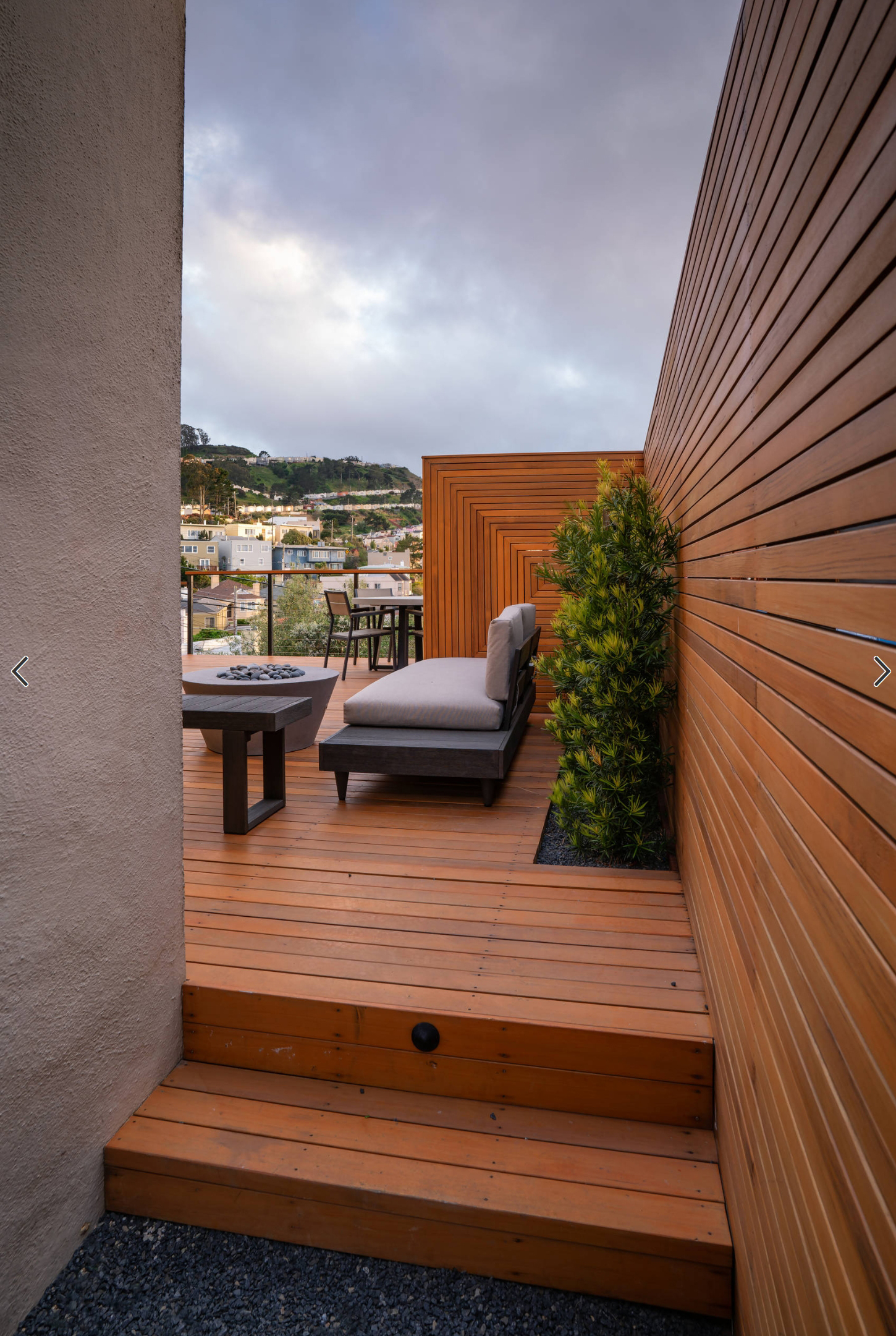 庭院案例:用不同颜色的防腐木打造的全防腐木式天台花园