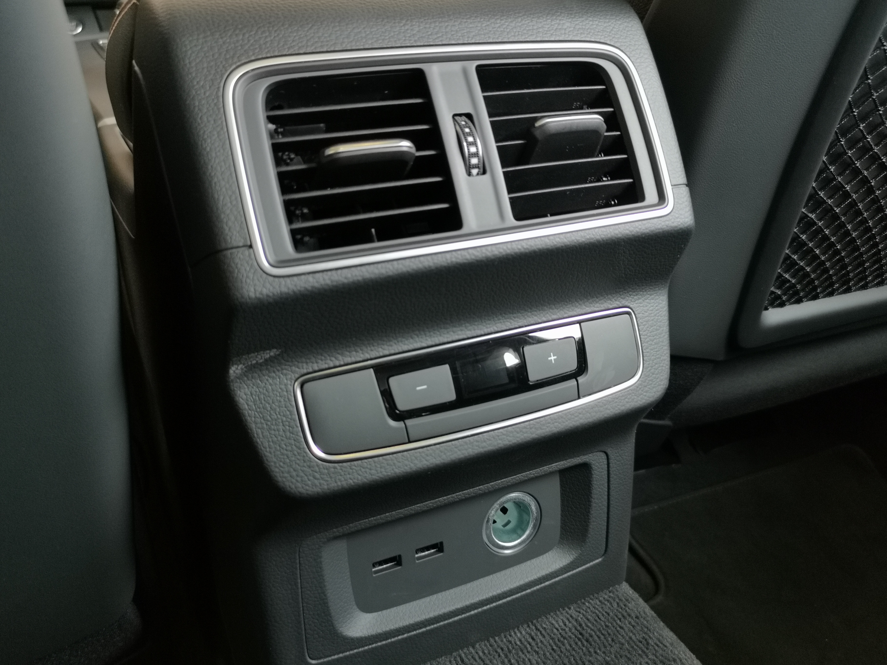 后排出风口,除了没有大插销,usb接口和圆口车充都配齐了.