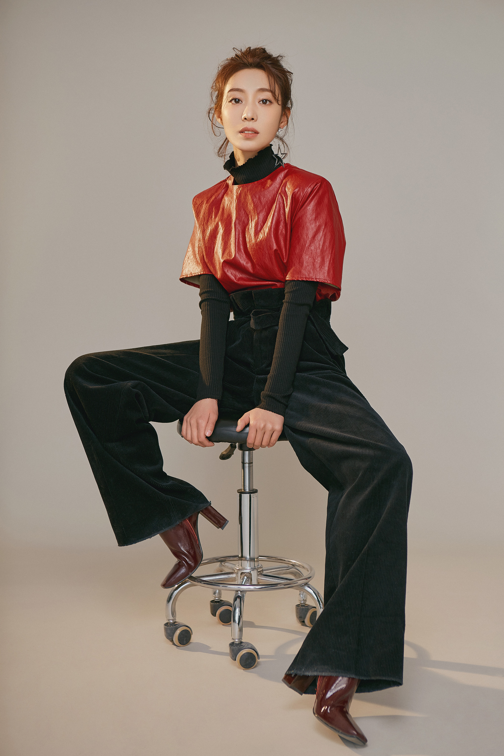 《齐丑无艳》女主角郝文婷最新写真曝光 以红色呈现圣诞的温暖