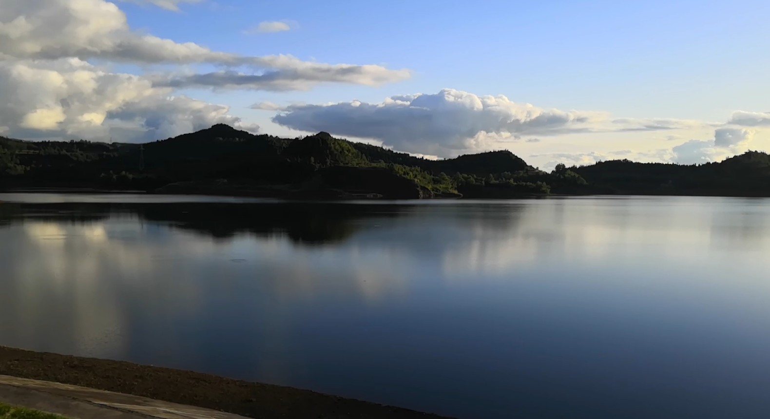 四川南充西充:夕阳下的九龙潭水库让人流连忘返